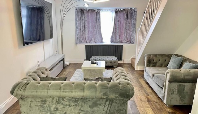 Beautiful 4-Bed House in Billericay