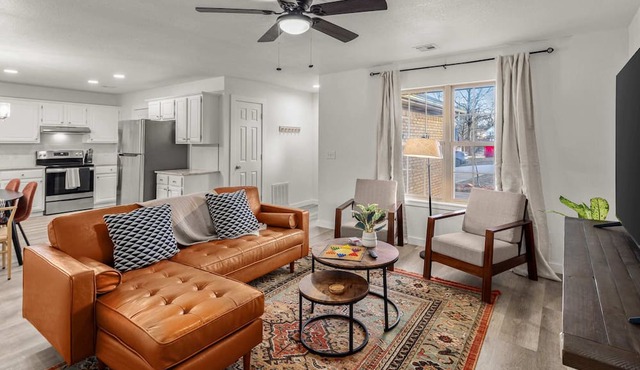 Great for Couples+Hot Tub+5 Min to Downtown+King