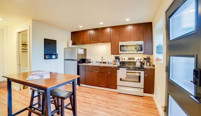 Pet-Friendly Seattle Studio ~ 3 Mi to Downtown!