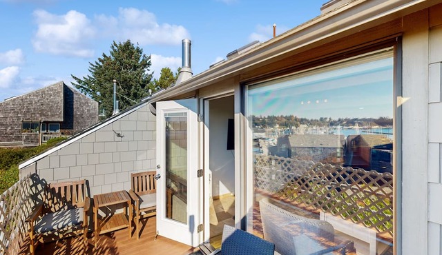 Bay-view condo with indoor pool, hot tubs, gym, crabbing area, & balcony