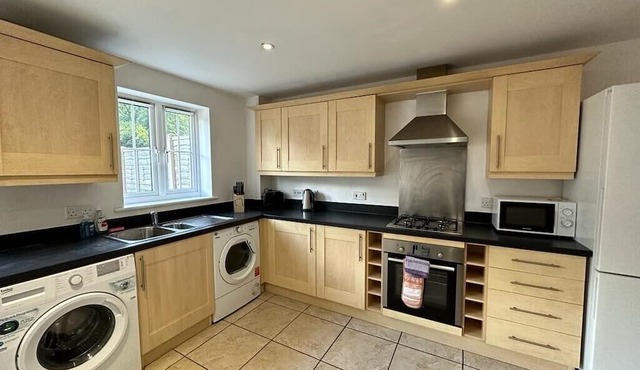 Chervil House: Stoke's Spacious 5-Bed Gem, Book for a Splendid Stay!