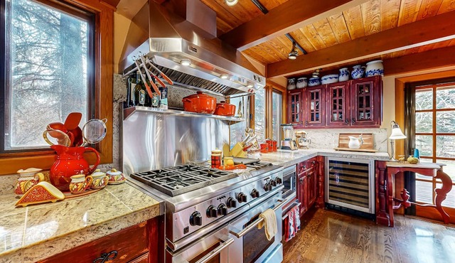 Dog-friendly cabin with fenced yard, deck, sunroom, fireplace, & W/D