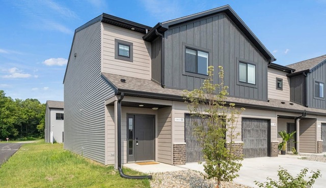 Modern Comforts: 3BR Townhouse #14