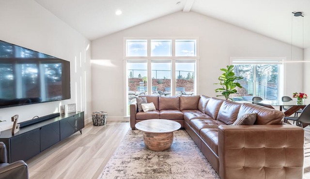 Beautiful Spacious Modern Home