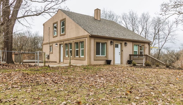 10 minutes to Kansas City downtown! Family size cabin, with game room & deck