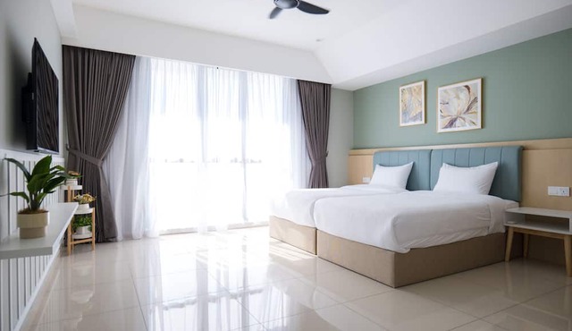 Great location, surrounding with eatery center, walkable to food area.