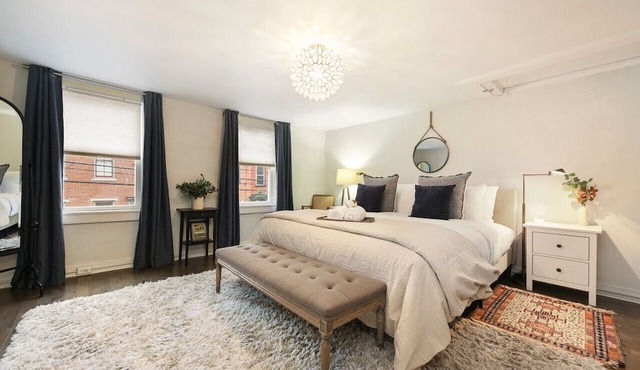 Off-Street Parking, King Bed, Amazing War Streets!