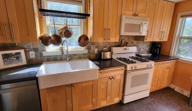 Cute 3 b 1 b Family home in Cle