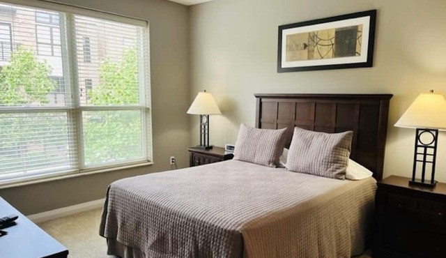 Beautifully furnished 1 bedroom close to restaurants, stores, and parks.