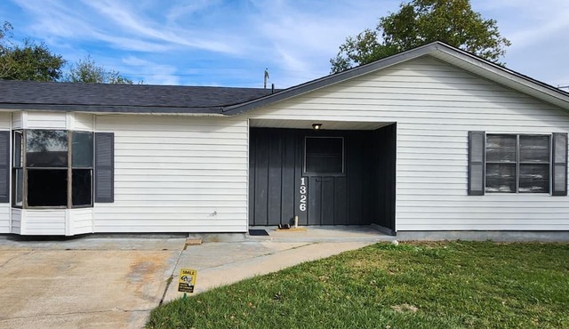 Remodeled 4-bedroom 3 full bath 3 min. Walmart, restaurants, chem. / refineries.