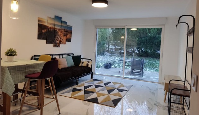 Renovated flat with terrace garden near Tramway 13