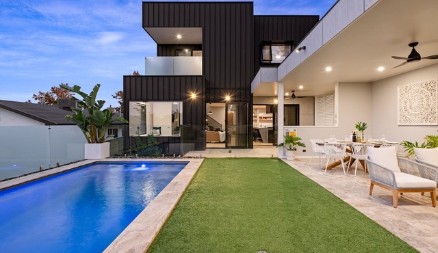 Luxurious urban oasis with pool in Central Albury