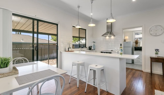 Shop and Sea in Sturt!