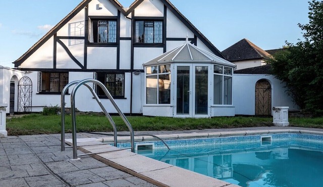 Modern villa, sleeps 10, 2 bathrooms, park 3 vans