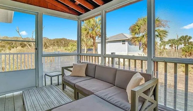 Serene Sunrise Retreat 1 Mile to Crescent Beach