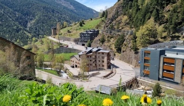 Charming studio by the river. 2 beds+Smart TV+wifi