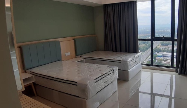 Great location, surrounding with eatery center, walkable to food area.