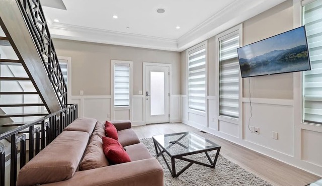 South Center Philly| Private Roofdeck | Parking Spot!