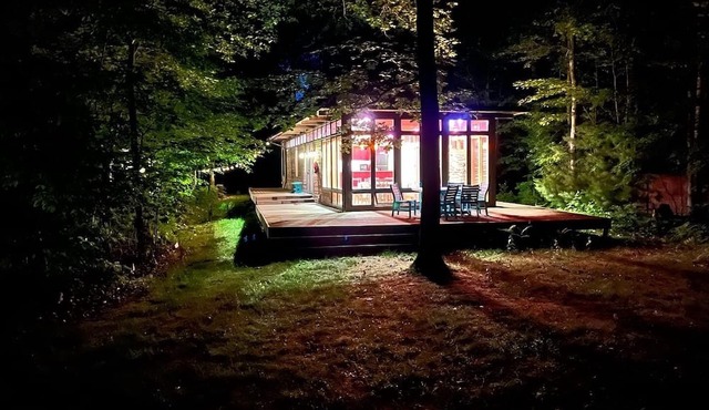Mid-Century Modern Cabin-Relax and unwind in this beautiful escape on the lake
