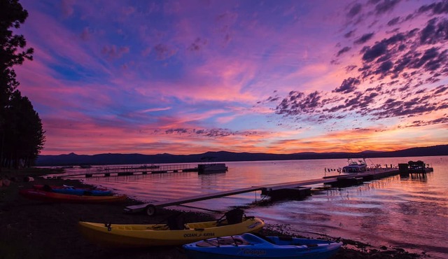 Luxury Lake Front Home... West Lake Almanor: Dock, Kayaks, Big Lawn, FUN FOR ALL