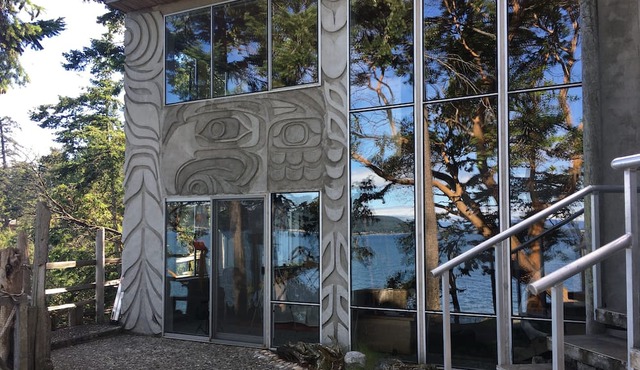 Mid-century waterfront retreat with amazing views and near ferry - 30+ days