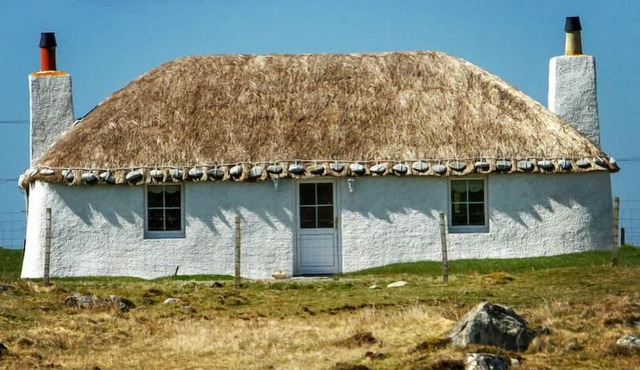 Traditional Thatched Cottage in the heart of South Uist. Pet friendly!