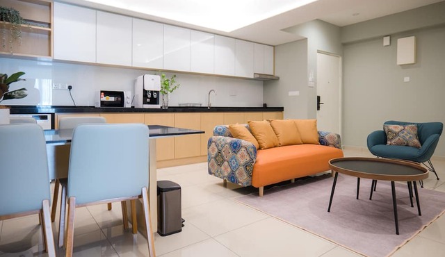 Great location, surrounding with eatery center, walkable to food area.