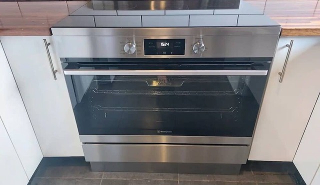 kin kin cottage, Noosa hinterland, walk to town.