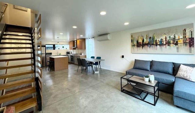 Contemporary 2BR Townhouse near Downtown Seattle