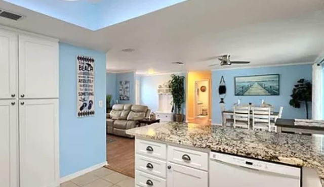 Great place to stay with family, has a pool and its two blocks from the beach.