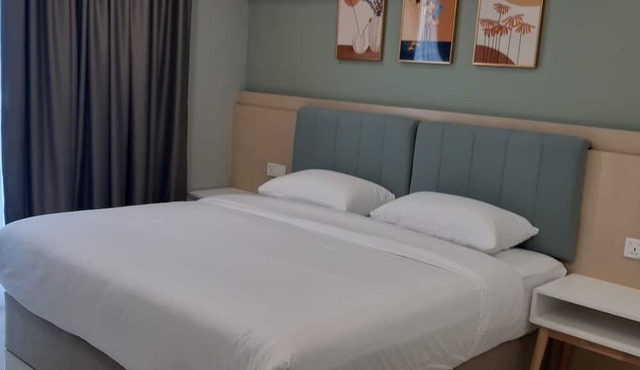 Great location ,surrounding with eatery center, walkable to food area.