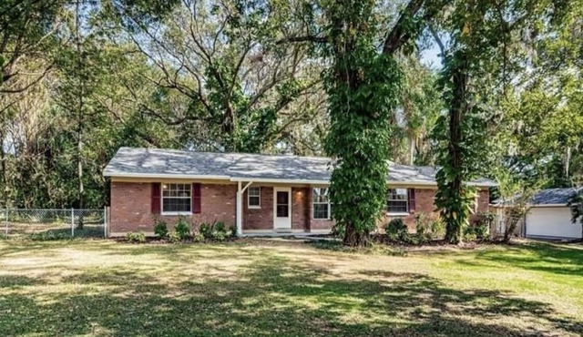 Cozy Private home on a large wooded lot!