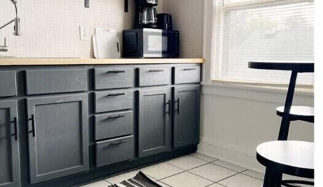 Calm Relaxed Renovated 2bd Apt in Convenient Location. Monthly Stays.