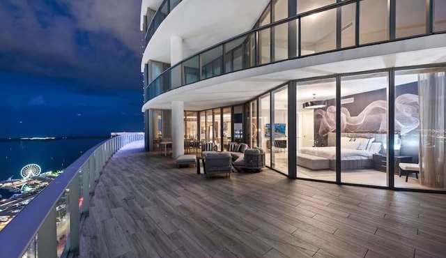 4BR Penthouse, Bay Views, Most Amenities in MIAMI