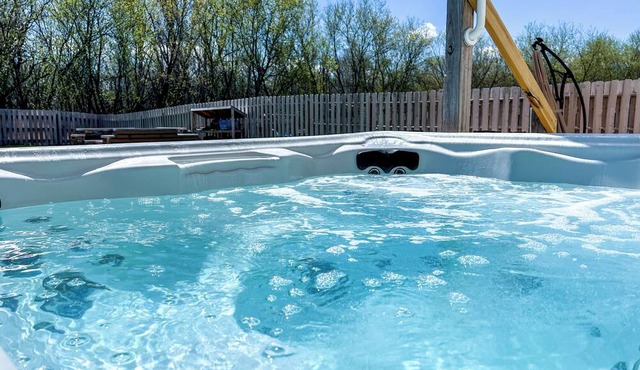 Spacious Home + Fire Pit, Waterfall, Hot Tub, Home Theater! 20 min to DT Madison