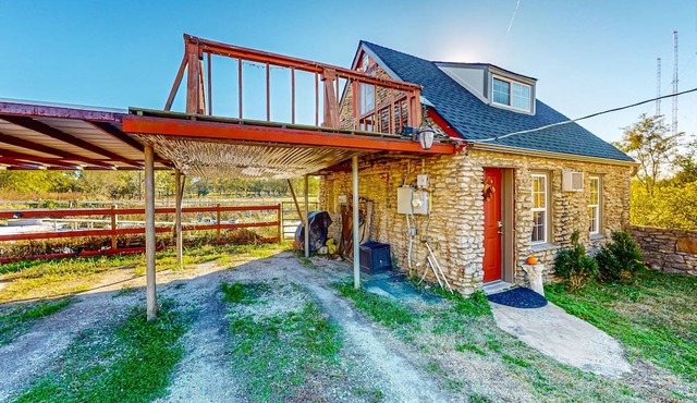 Vintage Route 66 cottage with deck, views, yard games - near downtown
