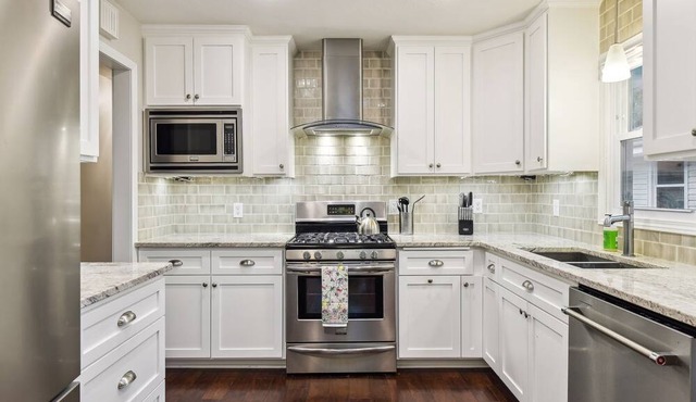 Family/pet-friendly home just 5 minutes to downtown Minneapolis or "The Lakes".