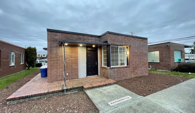 Dr. Murray's Office - Pristine Hilltop Home Close to Hospitals and Light Rail