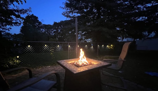 Luxurious king bed, three story house, fire pit, NYC train and shopping center