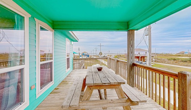 Dog-friendly home with ocean & bay views, streaming, balcony, washer/dryer, AC
