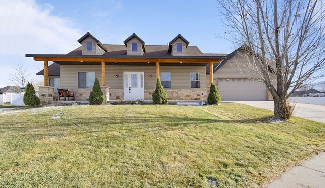 MountainView AdventureHome | Hot Tub | 6br 4ba Sleeps 12 | ADA w/elevator & Pet Friendly | Lg Groups