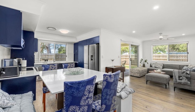 Large new family home: beach 200m, theme parks 15 min, games, garden, BBQ, park