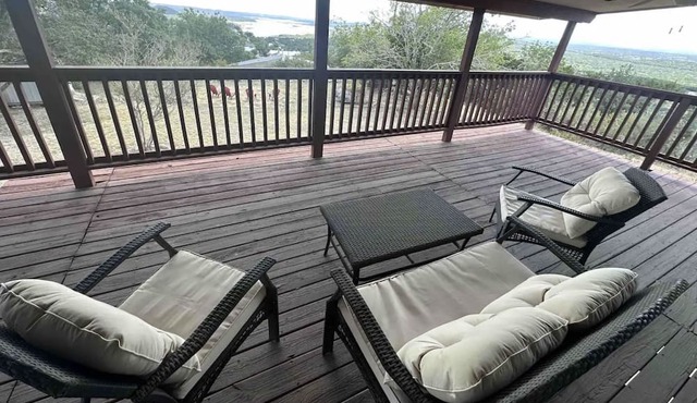 Breathtaking Lakeviews 4 Bedrooms / 2 Bathrooms