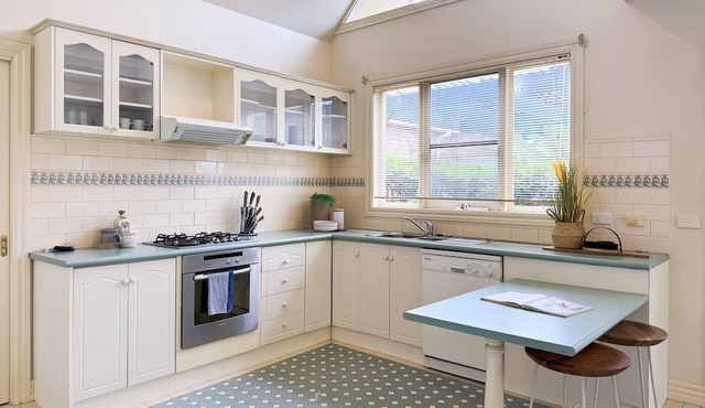 Victorian design house, 5-minute walk to lake, 3-minute drive to shopping mall.