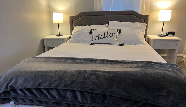 Daisy Petal Pet Friendly 3 Bedroom 1 Bathroom Single Level Close to Downtown