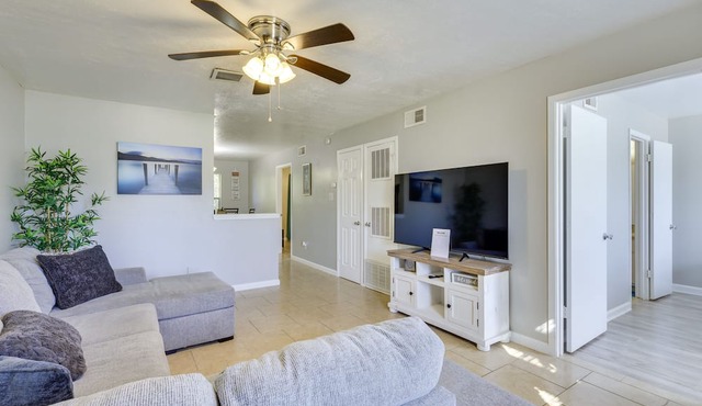 College Station Apartment: 3 Mi to Texas A&M