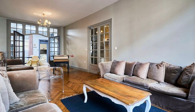 Spacious house 5ch 2sdb 9 beds terrace.