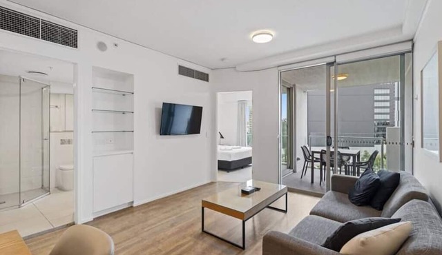 Lovely 2- Bedroom Rental Unit with Free Parking!