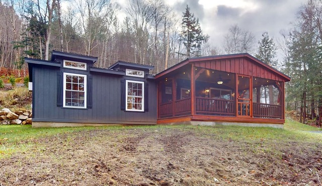 Tree-lined lakefront cottage close to marina with partial AC - dog-friendly