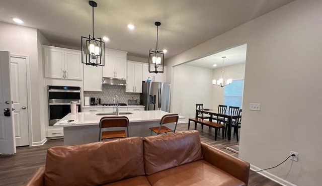10-12 min. from Downtown, Wake Med, NCSU. Close to Research Triangle & Airport.